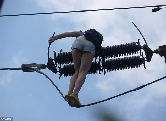 Nạn nhân đã được đưa tới bệnh viện giải thuốc.