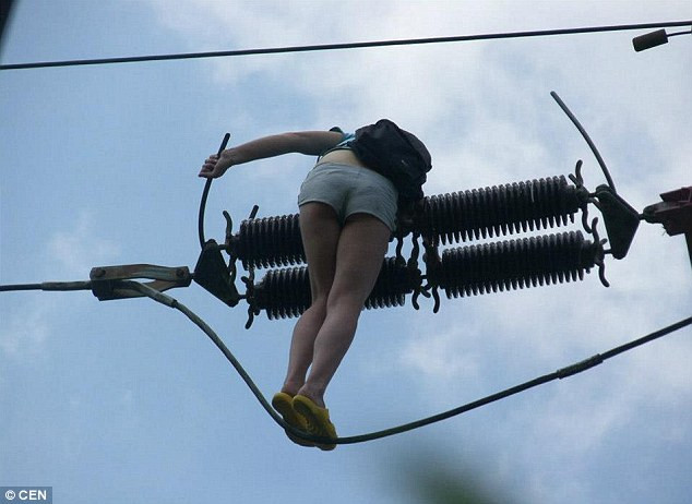 Nạn nhân đã được đưa tới bệnh viện giải thuốc. Nạn nhân đã được đưa tới bệnh viện giải thuốc.