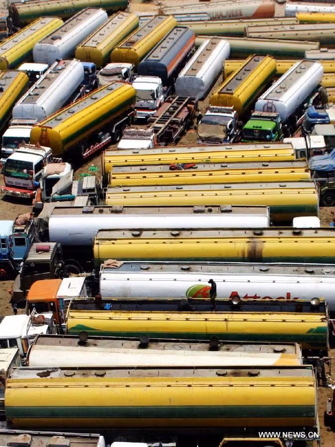 Xe chở nhiên liệu cho lực lượng NATO tại Afghanistan bị kẹt tại thành phố Karachi, Pakistan ngày 16/5.