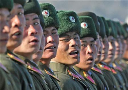 Binh sĩ Triều Tiên tham gia lễ diễu binh kỷ niệm 70 năm ngày sinh Chủ tịch Kim Jong-il tại Bình Nhưỡng hôm 16/2/2012. Ảnh Reuters/Kyodo Binh sĩ Triều Tiên tham gia lễ diễu binh kỷ niệm 70 năm ngày sinh Chủ tịch Kim Jong-il tại Bình Nhưỡng hôm 16/2/2012. Ảnh Reuters/Kyodo