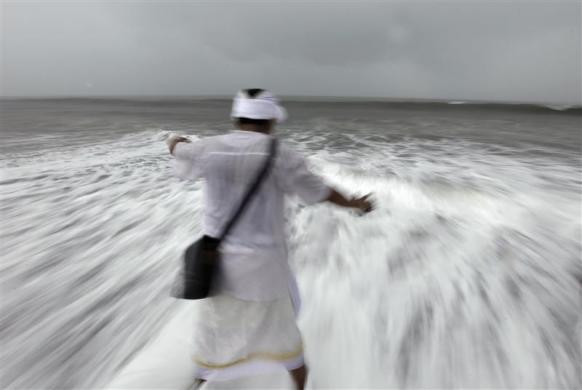 Một người dân đứng ở bãi biển tham gia nghi lễ Melasti được tổ chức trước lễ hội Nyepi tại huyện Gianyar, Bali ngày 21/3