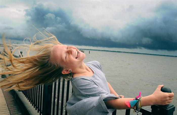 Winnie Pajcic, 9 tuổi, tận hưởng những cơn gió mát lạnh do cơn bão nhiệt đới Beryl gây ra ngày 28/5 khi thăm công viên Stockton ở Ortega, Florida, Mỹ.