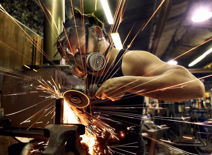 Abraham Pardee cắt kim loại tại bảo tàng kim loại trang trí ở Memphis, Tennessee, Mỹ hôm 26/5 để chuẩn bị cho cuộc triển lãm các sản phẩm tái chế.