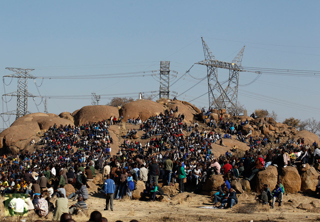 3.000 người lao động đã biểu tình đòi tăng lương và cải thiện điều kiện làm việc. Ảnh chụp ngày 14/8 3.000 người lao động đã biểu tình đòi tăng lương và cải thiện điều kiện làm việc. Ảnh chụp ngày 14/8