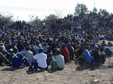 3.000 người lao động đã biểu tình đòi tăng lương và cải thiện điều kiện làm việc. Ảnh chụp ngày 14/8. 3.000 người lao động đã biểu tình đòi tăng lương và cải thiện điều kiện làm việc. Ảnh chụp ngày 14/8.