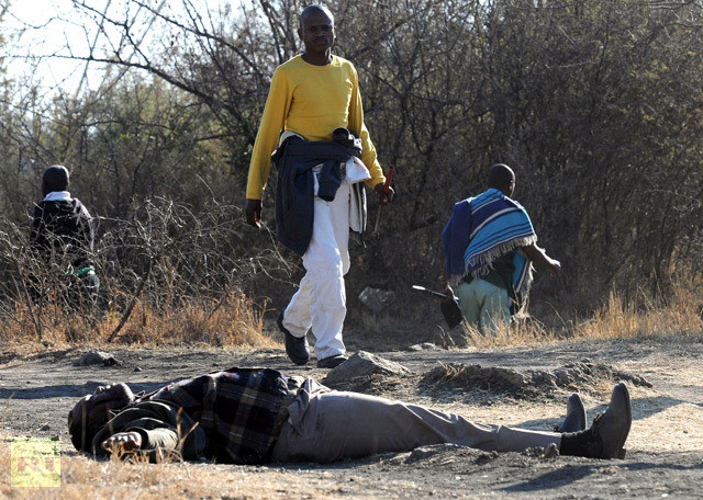 Thi thể của một trong số những người biểu tình được phát hiện cách không xa khu mỏ hôm 14/8. Thi thể của một trong số những người biểu tình được phát hiện cách không xa khu mỏ hôm 14/8.