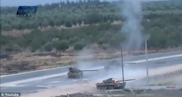 Các loạt tấn công đầu tiên dường như không gây ra tổn thất lớn cho những chiếc xe tăng. Các loạt tấn công đầu tiên dường như không gây ra tổn thất lớn cho những chiếc xe tăng.