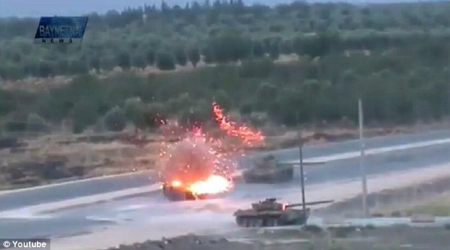 Chiếc xe tăng thứ 2 trở thành mục tiêu của các tay súng nổi dậy. Chiếc xe tăng thứ 2 trở thành mục tiêu của các tay súng nổi dậy.