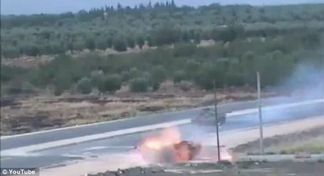 Một chiếc xe tăng rẽ vào con đường đất bị tấn công bằng mìn chống tăng. Một chiếc xe tăng rẽ vào con đường đất bị tấn công bằng mìn chống tăng.