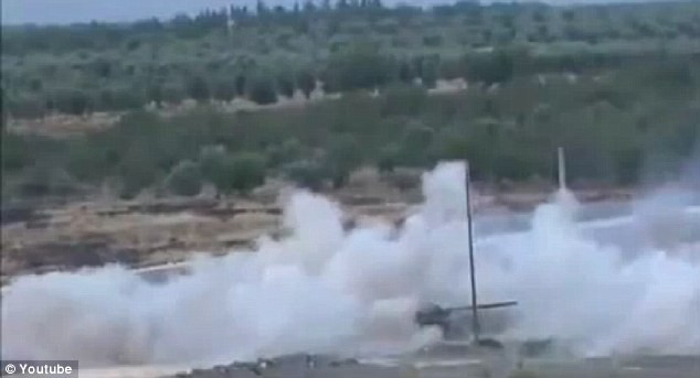 Khói bao vây chiếc xe tăng sau vụ nổ. Khói bao vây chiếc xe tăng sau vụ nổ.