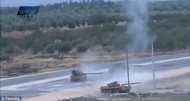 Các loạt tấn công đầu tiên dường như không gây ra tổn thất lớn cho những chiếc xe tăng.