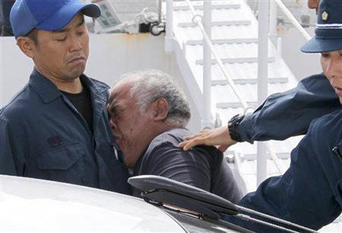 Cảnh sát Nhật đưa nhóm người Trung Quốc đã lên đảo Senkaku trái phép tới Sở cảnh sát thành phố Naha. Cảnh sát Nhật đưa nhóm người Trung Quốc đã lên đảo Senkaku trái phép tới Sở cảnh sát thành phố Naha.