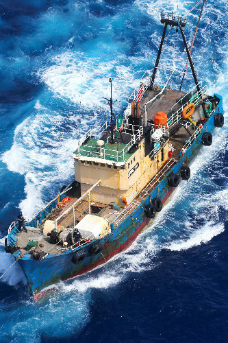 Chiếc tàu cá chở 14 người Trung Quốc đến đảo Senkaku. Chiếc tàu cá chở 14 người Trung Quốc đến đảo Senkaku.