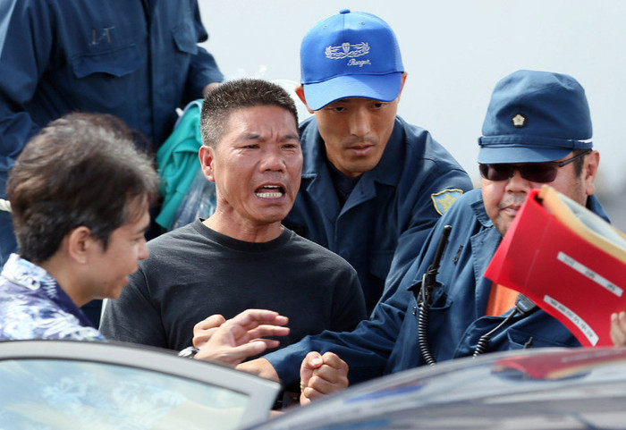 Một trong số những người Trung Quốc vẫn hò hét hô vang các khẩu hiệu ủng hộ Bắc Kinh trong tranh chấp chủ quyền đối với quần đảo Senkaku/Điếu Ngư khi bị áp giải lên xe hơi. Một trong số những người Trung Quốc vẫn hò hét hô vang các khẩu hiệu ủng hộ Bắc Kinh trong tranh chấp chủ quyền đối với quần đảo Senkaku/Điếu Ngư khi bị áp giải lên xe hơi.