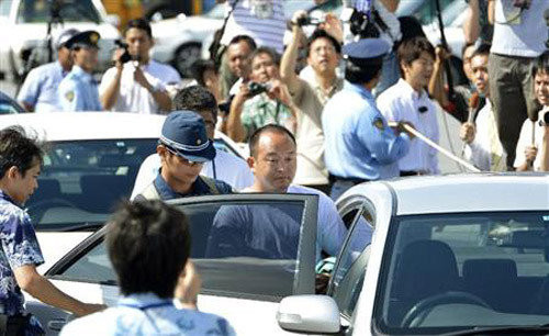 Cảnh sát Nhật đưa nhóm người Trung Quốc đã lên đảo Senkaku trái phép tới Sở cảnh sát thành phố Naha. Cảnh sát Nhật đưa nhóm người Trung Quốc đã lên đảo Senkaku trái phép tới Sở cảnh sát thành phố Naha.