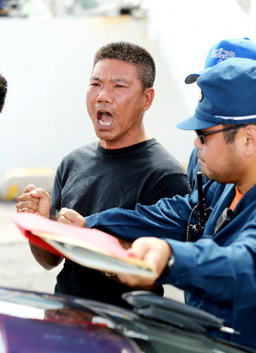 Người đàn ông này đang hô vang khẩu hiệu "Bảo vệ quần đảo Điếu Ngư/Senkaku. Điếu Ngư/Senkaku là lãnh thổ của Trung Quốc". Người đàn ông này đang hô vang khẩu hiệu "Bảo vệ quần đảo Điếu Ngư/Senkaku. Điếu Ngư/Senkaku là lãnh thổ của Trung Quốc".