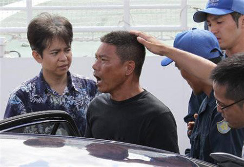 Cảnh sát Nhật đưa nhóm người Trung Quốc đã lên đảo Senkaku trái phép tới Sở cảnh sát thành phố Naha. Cảnh sát Nhật đưa nhóm người Trung Quốc đã lên đảo Senkaku trái phép tới Sở cảnh sát thành phố Naha.