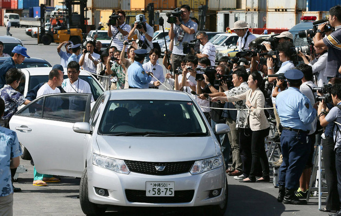 Cảnh sát Nhật đưa nhóm người Trung Quốc đã lên đảo Senkaku trái phép tới Sở cảnh sát thành phố Naha. Cảnh sát Nhật đưa nhóm người Trung Quốc đã lên đảo Senkaku trái phép tới Sở cảnh sát thành phố Naha.