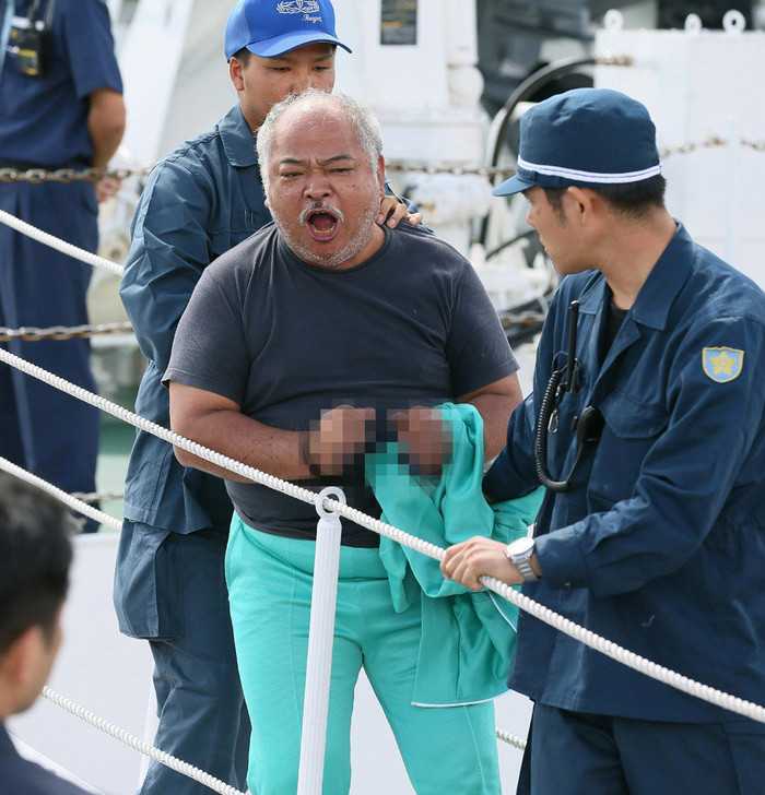 Một người Trung Quốc trong nhóm 14 người đến đảo Senkaku được đưa về thành phố Naha. Một người Trung Quốc trong nhóm 14 người đến đảo Senkaku được đưa về thành phố Naha.