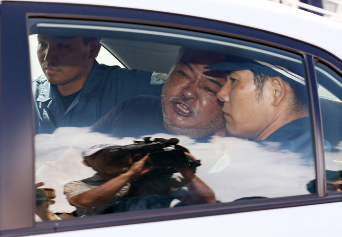 Cảnh sát Nhật đưa nhóm người Trung Quốc đã lên đảo Senkaku trái phép tới Sở cảnh sát thành phố Naha. Cảnh sát Nhật đưa nhóm người Trung Quốc đã lên đảo Senkaku trái phép tới Sở cảnh sát thành phố Naha.