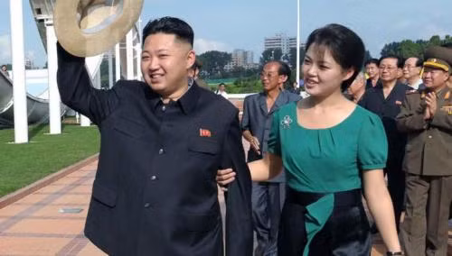 Nhà lãnh đạo Triều Tiên Kim Jong-un và phu nhân.