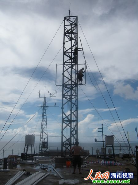 Một trong các trạm thu phát sóng di động Trung Quốc xây dựng trái phép trên Trường Sa. Một trong các trạm thu phát sóng di động Trung Quốc xây dựng trái phép trên Trường Sa.