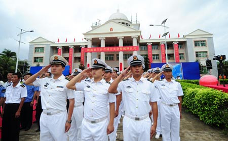 Quân Trung Quốc trong buổi ra mắt trụ sở cái gọi là "thành phố Tam Sa" phía Trung Quốc xây dựng trái phép trên đảo Phú Lâm, Hoàng Sa của Việt Nam Quân Trung Quốc trong buổi ra mắt trụ sở cái gọi là "thành phố Tam Sa" phía Trung Quốc xây dựng trái phép trên đảo Phú Lâm, Hoàng Sa của Việt Nam