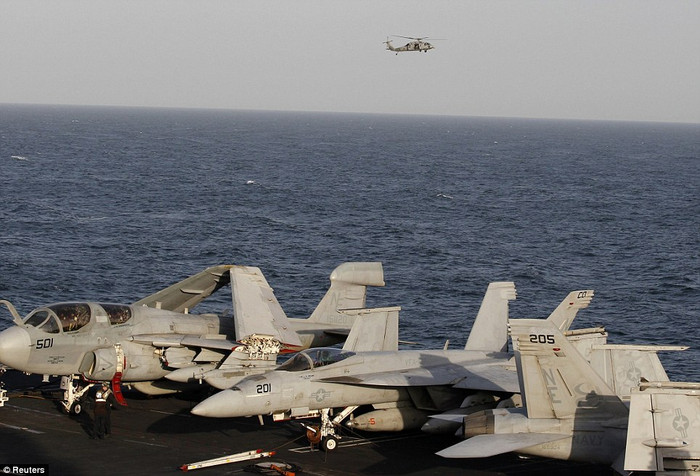 Tàu USS Abraham Lincoln băng qua eo biển Hormuz hôm 14/2 Tàu USS Abraham Lincoln băng qua eo biển Hormuz hôm 14/2