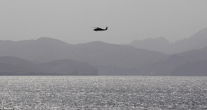 Trực thăng Mỹ được điều động quan sát diễn biến hoạt động theo dõi của Iran trong quá trình hộ tống đoàn tàu Mỹ vượt eo biển Hormuz Trực thăng Mỹ được điều động quan sát diễn biến hoạt động theo dõi của Iran trong quá trình hộ tống đoàn tàu Mỹ vượt eo biển Hormuz