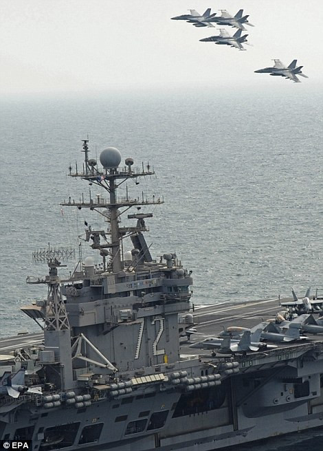 Tàu USS Abraham Lincoln băng qua eo biển Hormuz hôm 14/2 Tàu USS Abraham Lincoln băng qua eo biển Hormuz hôm 14/2