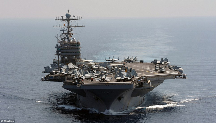 USS Abraham Lincoln thực hiện hành trình đi qua eo biển Hormuz để tiến về biển Ả rập sau 3 tuần neo đậu trong biển vùng Vịnh. USS Abraham Lincoln thực hiện hành trình đi qua eo biển Hormuz để tiến về biển Ả rập sau 3 tuần neo đậu trong biển vùng Vịnh.