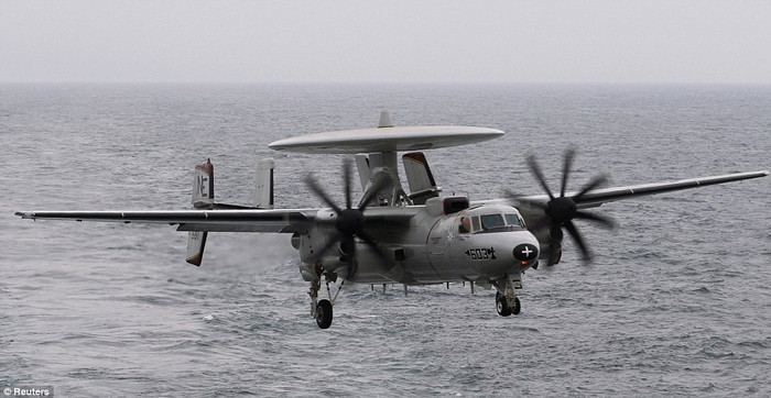 Một chiếc máy bay E-2C Hawkeye chuẩn bị hạ cánh trên boong tàu USS Abraham Lincoln Một chiếc máy bay E-2C Hawkeye chuẩn bị hạ cánh trên boong tàu USS Abraham Lincoln