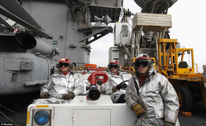 Lực lượng cứu hộ trên boong tàu sân bay Mỹ. Lực lượng cứu hộ trên boong tàu sân bay Mỹ.