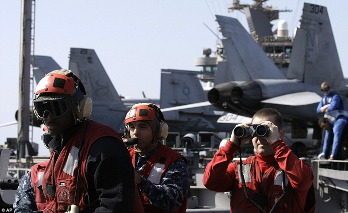 Các tay súng trong trang phục áo đỏ chỉnh các khẩu súng máy Caliber-50 từng mét Các tay súng trong trang phục áo đỏ chỉnh các khẩu súng máy Caliber-50 từng mét