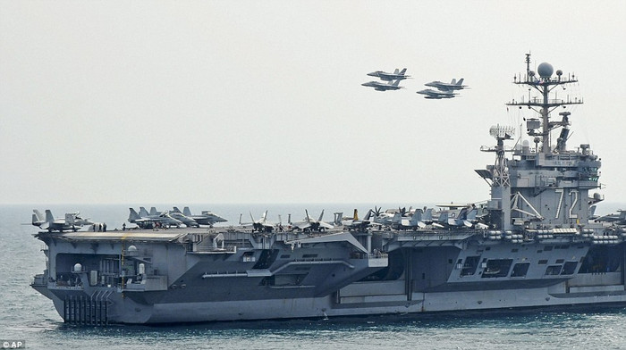 Tàu USS Abraham Lincoln băng qua eo biển Hormuz hôm 14/2 Tàu USS Abraham Lincoln băng qua eo biển Hormuz hôm 14/2