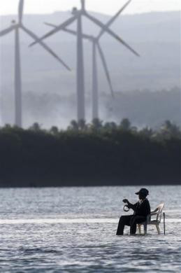 Một người đàn ông câu cá ở phía gần bờ tại Juancho Pedernales, Cộng hòa Dominica ngày 20/4/2012.