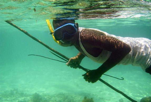 Một ngư dân săn tôm hùm, cua, sò, trai tại một rạn san hô ngoài khơi bờ biển phía đông của đảo Zanzibar, Tanzania ngày 1/12/2007.