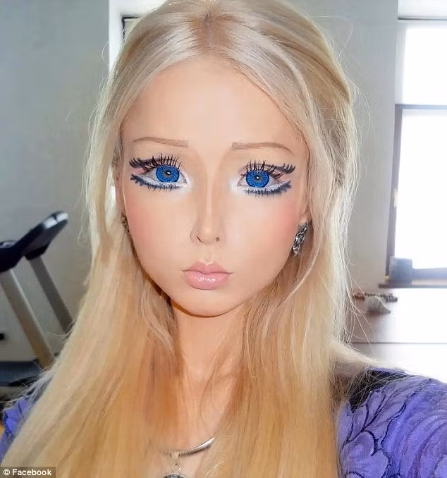 Lukyanova bị cáo buộc sử dụng photoshop cho những bức ảnh "Người Barbie".