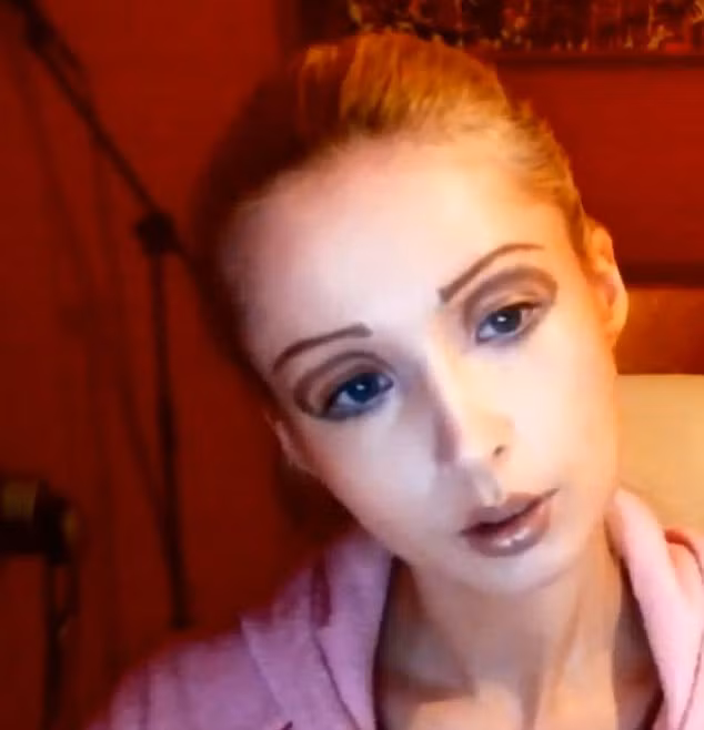 Lukyanova trong đoạn video mới được công bố. Đây được cho là dung nhan thật của cô.