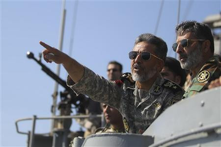 Tư lệnh Habibollah Sayyari (giữa) chỉ huy cuộc tập trận ngày 1/1 trên eo biển Hormuz Tư lệnh Habibollah Sayyari (giữa) chỉ huy cuộc tập trận ngày 1/1 trên eo biển Hormuz