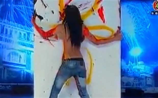 Màn trình diễn gây tranh cãi của nữ thí sinh 23 tuổi.