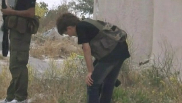 Cậu lính nhỏ trải qua nỗi đau mất bạn.