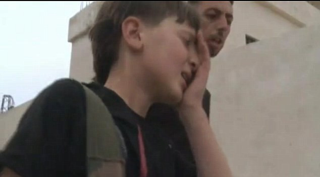 Cậu bé lấy tay che mặt giấu đi giọt nước mắt trong khi gào khóc gọi tên người bạn.