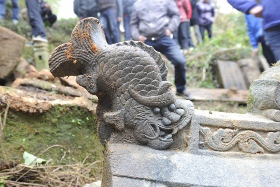 Các nhà chức trách địa phương cho biết, trong những năm 1950, các ngôi mộ này đã từng bị cướp một lần nhưng không bị phá hủy nhiều như lần này. Các nhà chức trách địa phương cho biết, trong những năm 1950, các ngôi mộ này đã từng bị cướp một lần nhưng không bị phá hủy nhiều như lần này.