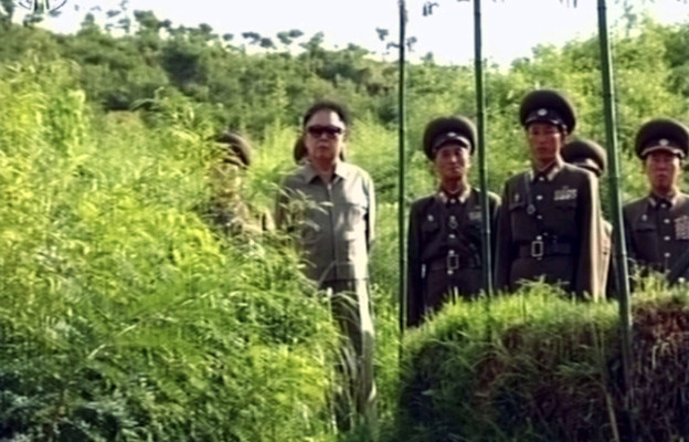 Cố nhà lãnh đạo Triều Tiên Kim Jong-il (đứng trước, bên trái) Cố nhà lãnh đạo Triều Tiên Kim Jong-il (đứng trước, bên trái)