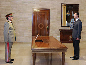 Tổng thống Assad tham gia lễ nhậm chức của tân Bộ trưởng Quốc phòng tại dinh thự riêng ở Damascus. Tổng thống Assad tham gia lễ nhậm chức của tân Bộ trưởng Quốc phòng tại dinh thự riêng ở Damascus.