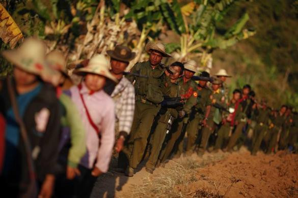 Binh lính Myanmar cùng người dân trở về nhà sau khi tiêu hủy cánh đồng thuốc phiện tại làng Ho Hwayt, vùng núi tỉnh Shan ngày 26/1/2012. Binh lính Myanmar cùng người dân trở về nhà sau khi tiêu hủy cánh đồng thuốc phiện tại làng Ho Hwayt, vùng núi tỉnh Shan ngày 26/1/2012.