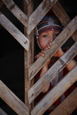 Một em bé Akha trong bộ trang phục truyền thống theo cha mẹ tới gặp gỡ các đại diện của LHQ ngày 29/1/2012. Một em bé Akha trong bộ trang phục truyền thống theo cha mẹ tới gặp gỡ các đại diện của LHQ ngày 29/1/2012.