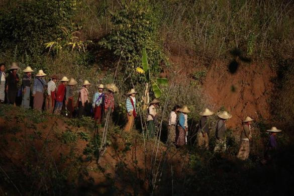 Dân làng Ho Hwayt đi bộ về nhà sau khi phá hủy các cánh đồng trồng thuốc phiện ngày 26/1/2012. Dân làng Ho Hwayt đi bộ về nhà sau khi phá hủy các cánh đồng trồng thuốc phiện ngày 26/1/2012.