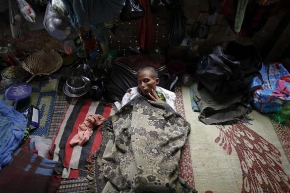 Ma Jam ngủ trong nhà tế bần ở ngoại ô thành phố Yangon, Myanmar ngày 26/5/2012.